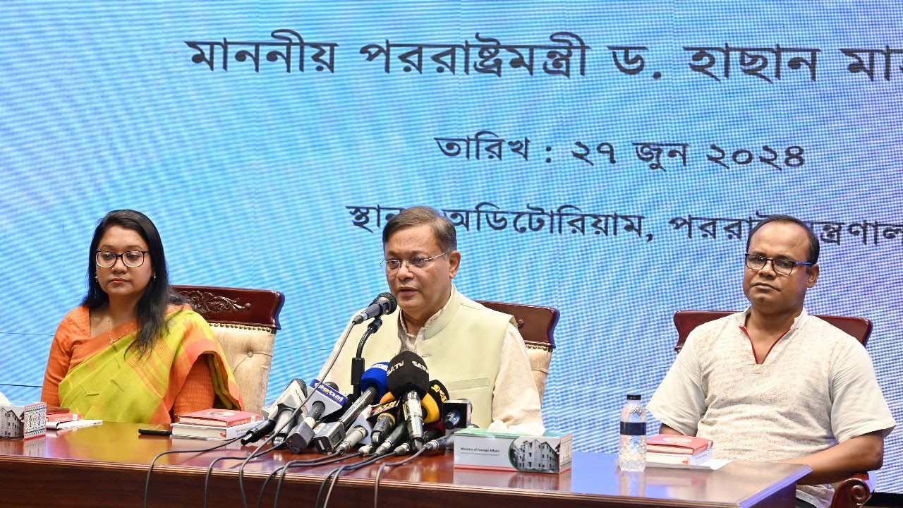 ‘খালেদা জিয়া স্বেচ্ছায় বেসরকারি হাসপাতালে গেছেন, দায় সরকারের না’