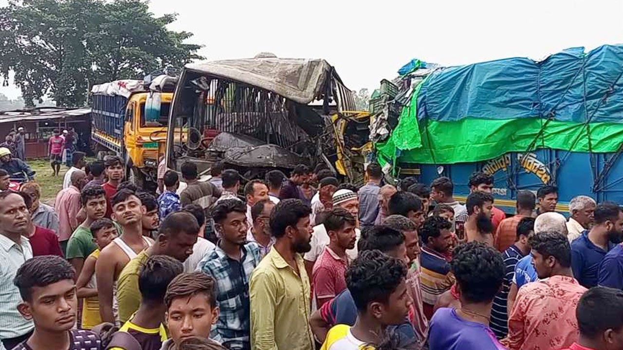 দিনাজপুরে বাস-ট্রাকের সংঘর্ষে পাঁচজন নিহত, আহত ২৫