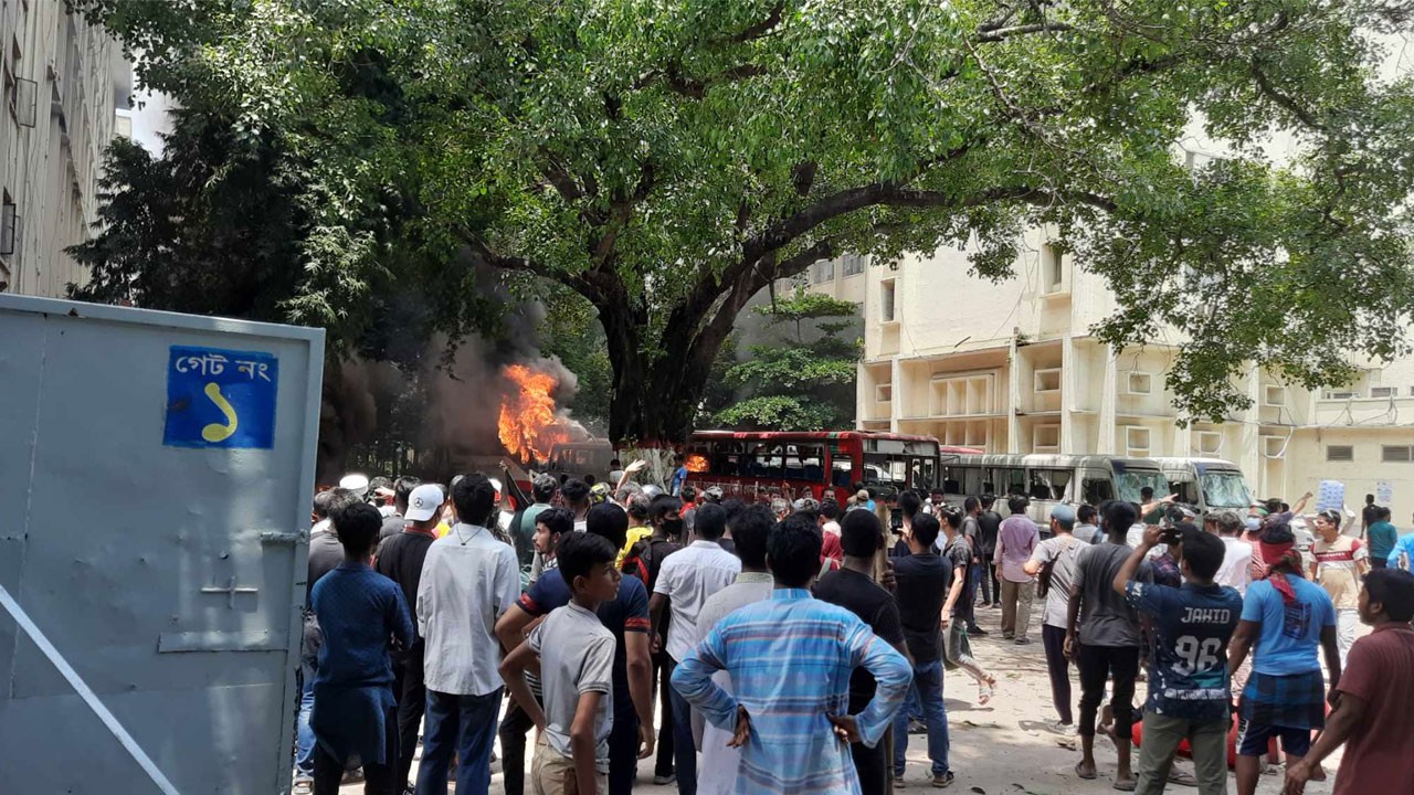 আতঙ্কে রোগীরা, হাসপাতাল ছাড়ছেন চিকিৎসক-স্বাস্থ্যকর্মীরা