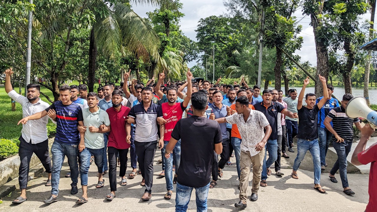 পটুয়াখালীতে ১১ দফা দাবিতে পুলিশ সদস্যদের বিক্ষোভ