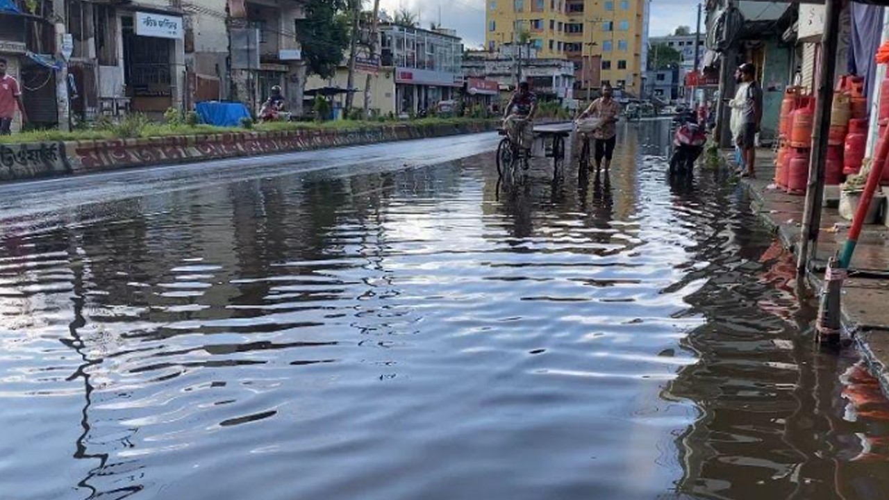 খাল দখল দূষণে নামছে না বন্যার পানি, ভোগান্তিতে মানুষ