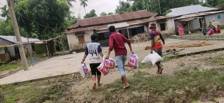 শেরপুরে বন্যাদুর্গতদের পাশে তিতুমীর কলেজের শিক্ষার্থীরা