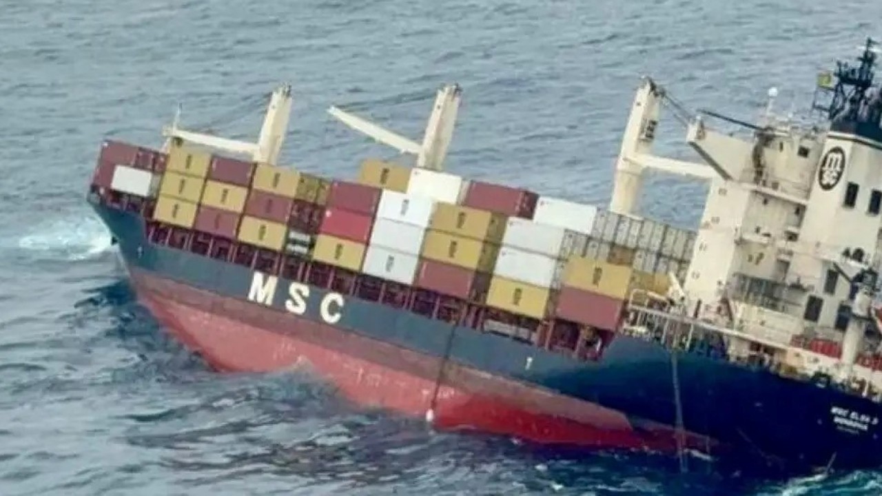 ভারতীয় উপকূলে ডুবে গেলো ৬৪০ কনটেইনারবাহী জাহাজ