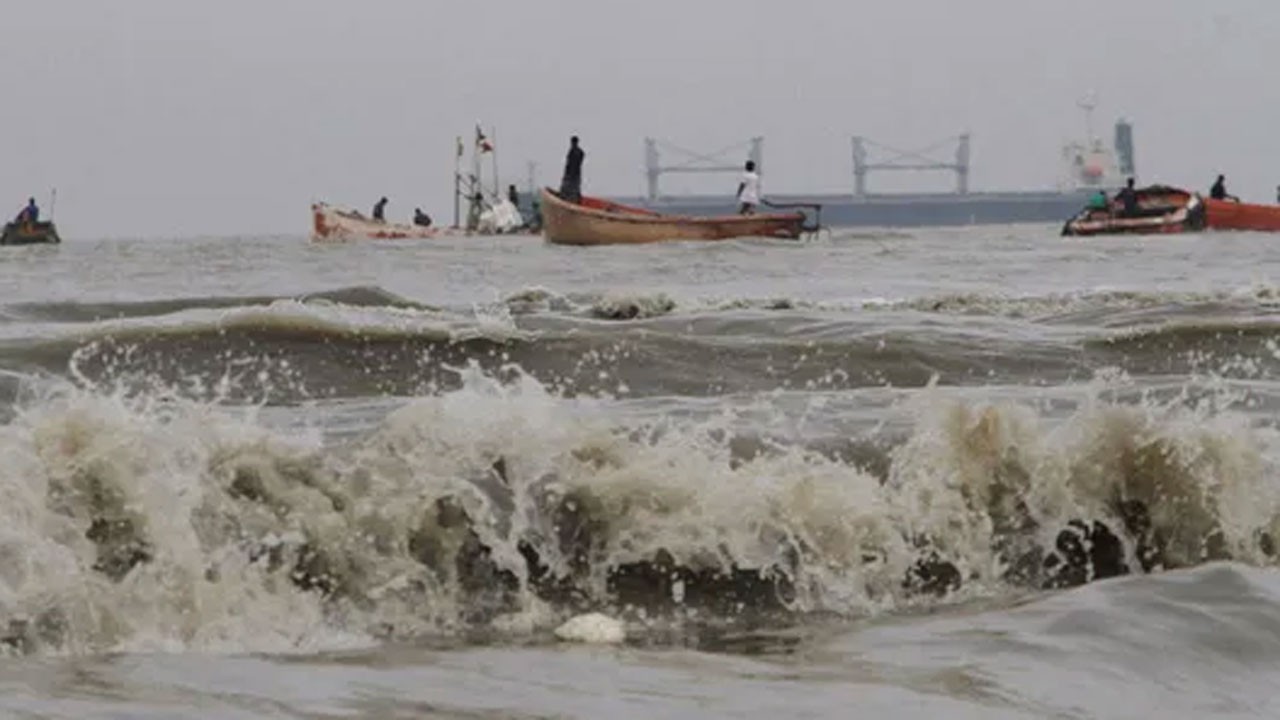 আরো ঘনীভূত হতে পারে নিম্নচাপ, সমুদ্র বন্দরে সতর্ক সংকেত