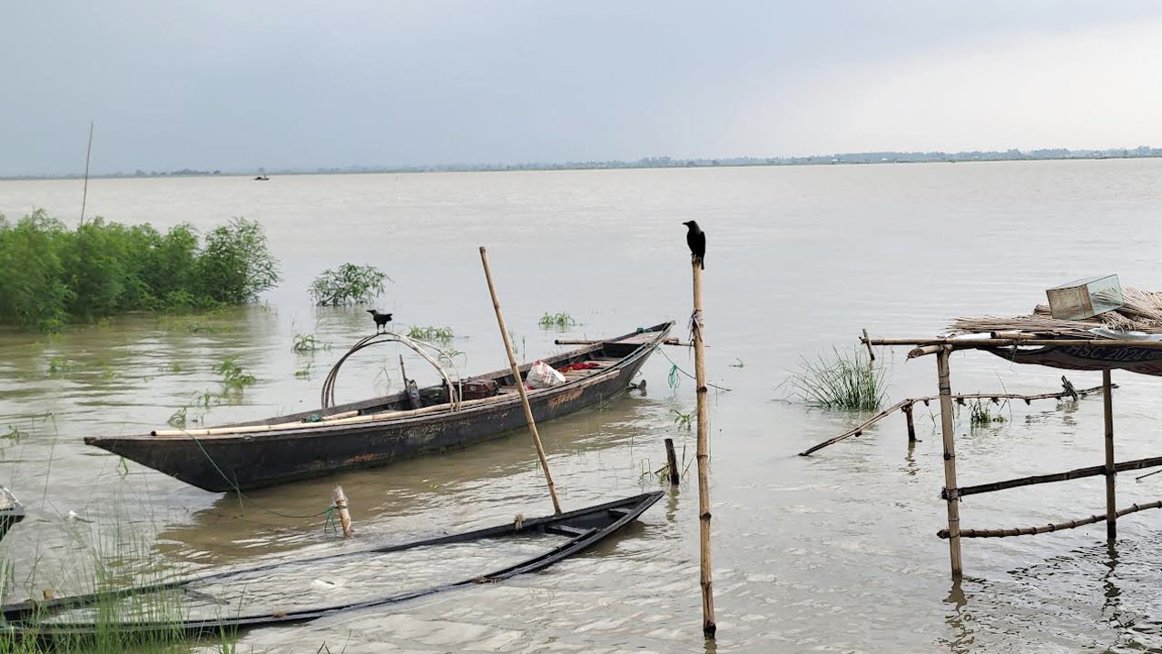 বিপৎসীমার ওপরে পদ্মার পানি