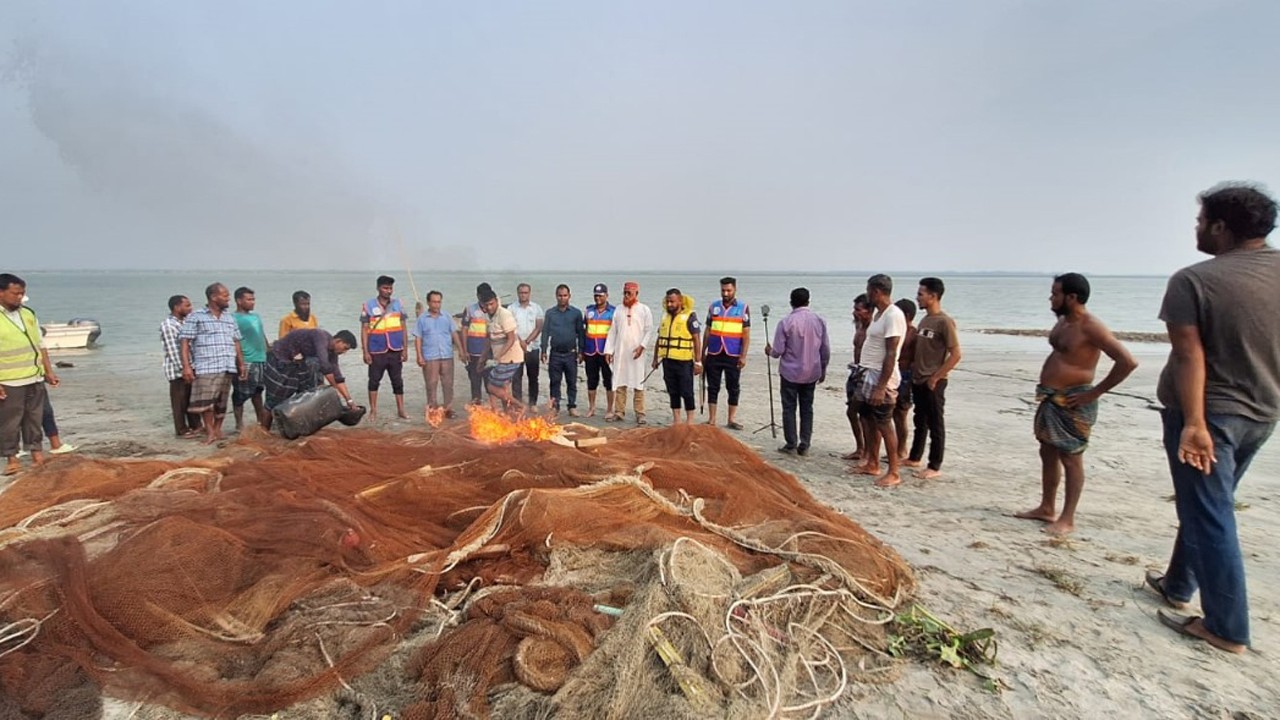 নৌ পুলিশের অভিযানে অবৈধ জাল, মাছ-পোনাসহ আটক ৭৯