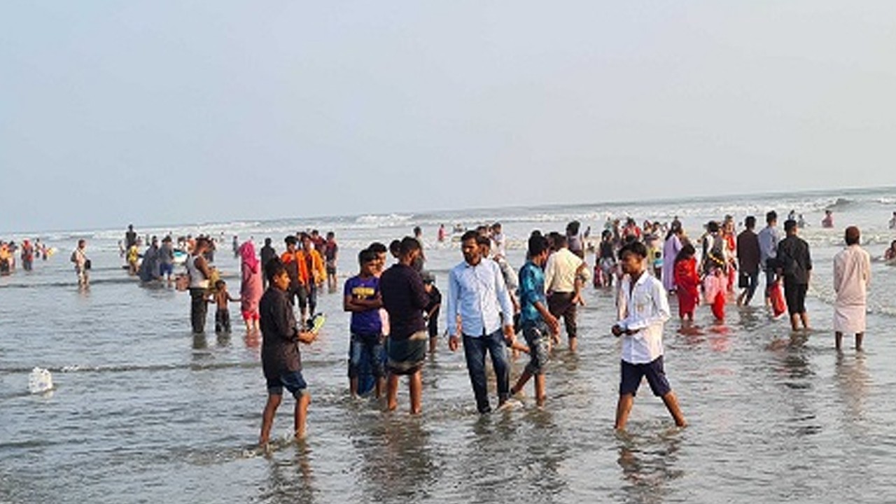 কক্সবাজার সৈকতে গোসল করতে নেমে যুবক নিখোঁজ