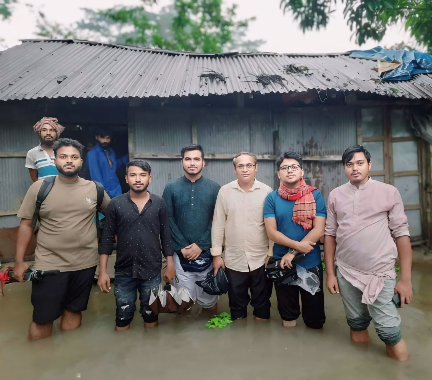 বন্যার্তদের পাশে তিতুমীর কলেজের শিক্ষক আব্দুল হামিদ