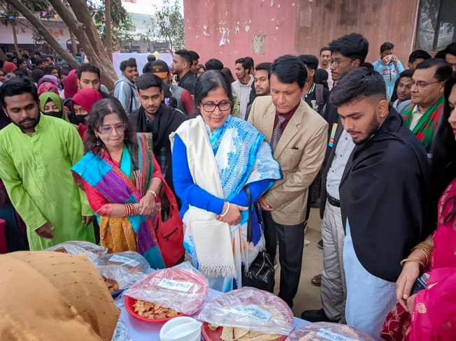 শীতের বৈচিত্র্যে তিতুমীর কলেজ নাট্যদলের পিঠা উৎসব