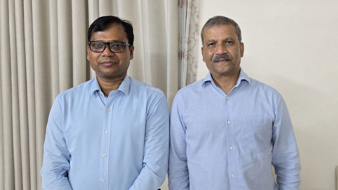 আপনাকে দেখে জুনিয়র অফিসাররা শিখুক, সারওয়ার আলমকে নিয়ে আইন উপদেষ্টা