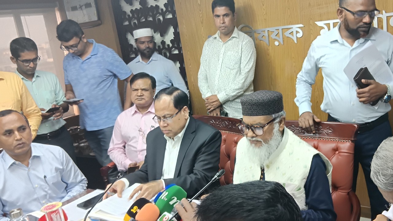 এবার হজে বিমান ভাড়া আরও কমল