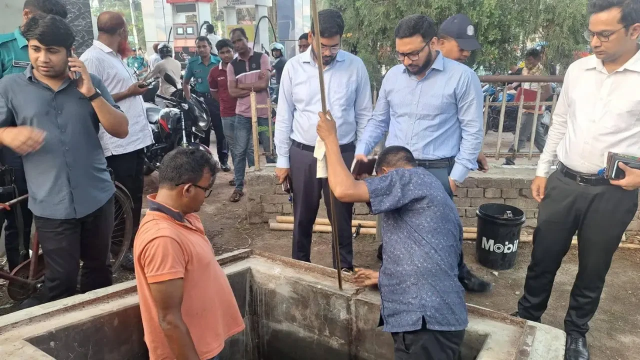 তেলের মজুতে গড়মিল, খুলনায় ফিলিং স্টেশনকে জরিমানা